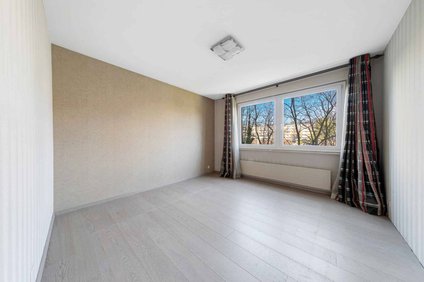 Appartement rénové de 5.5 pièces avec vue panoramique sur le lac et les montagnes
