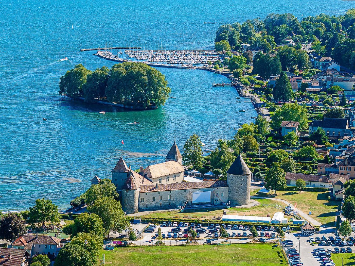 UNIQUE! Attique de 5.5 pièces de 146m2 bénéficiant d&rsquo;un rooftop terrasse de plus de 200m2 avec vue panoramique sur le lac et les Alpes