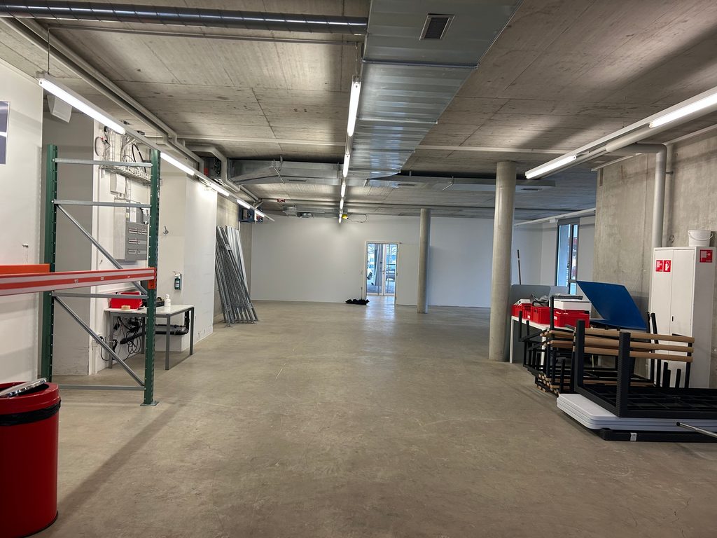 Dépôt spacieux et stratégiquement situé au Mont-sur-Lausanne
