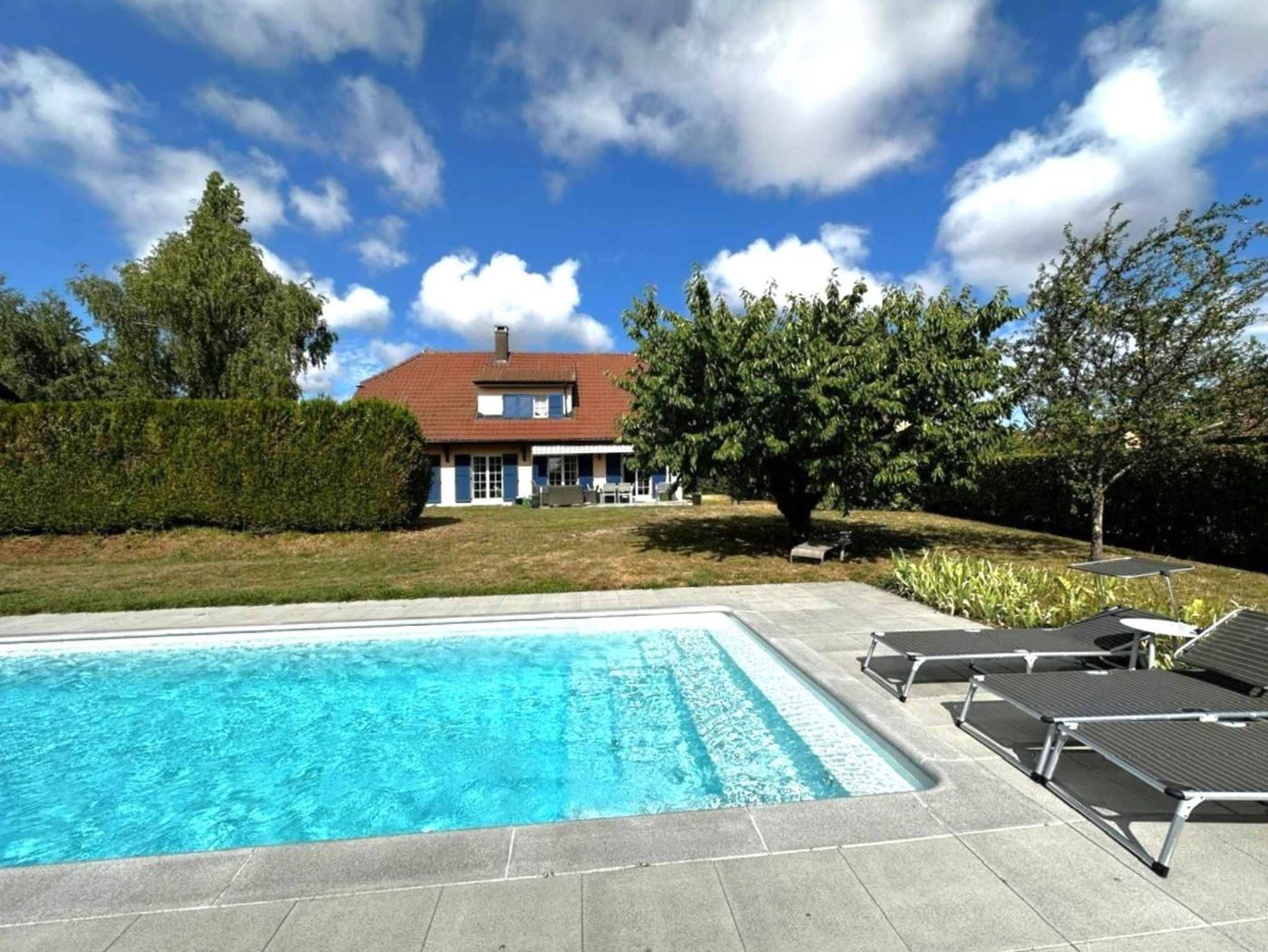 Exclusivité: Maison individuelle de 7.5 pièces               Beau jardin avec piscine