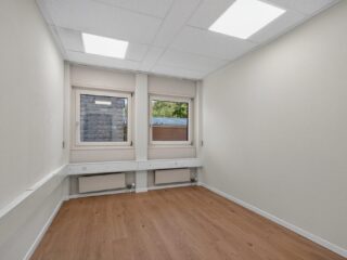 local-commercial-de-25m2-au-1er-etage-situation-id-1