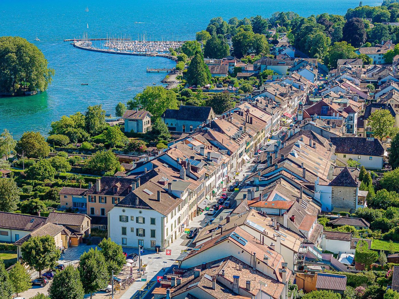 UNIQUE! Attique de 5.5 pièces de 146m2 bénéficiant d&rsquo;un rooftop terrasse de plus de 200m2 avec vue panoramique sur le lac et les Alpes