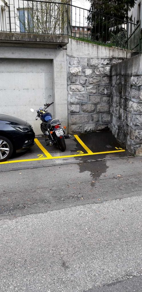 Place de parc moto extérieure au centre de Lausanne