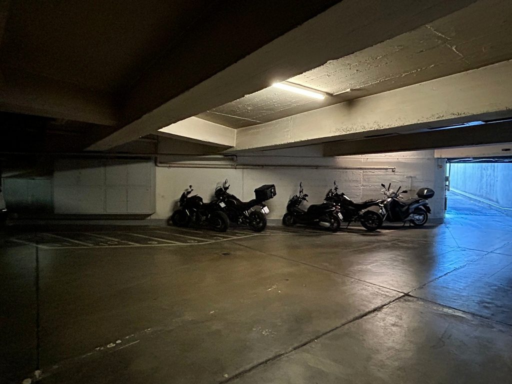 Places de parc moto à louer à Ecublens