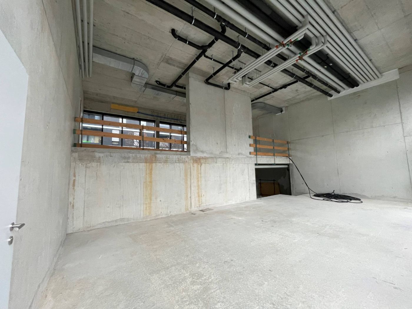 Spacieuse arcade contemporaine de 132 m², adaptée à de multiples activités