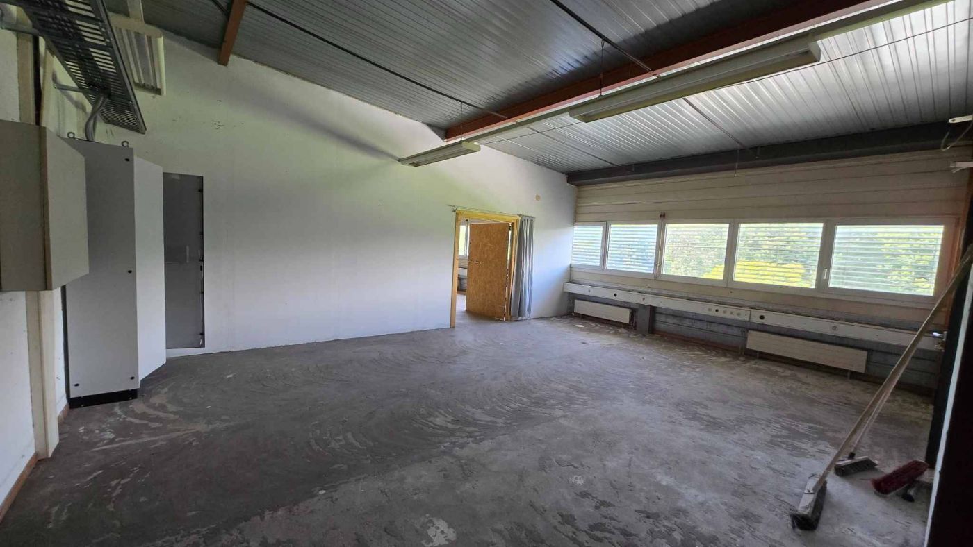 Surface d&rsquo;atelier-show-room idéalement situé dans zone en périphérie de Bussigny