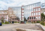 Surface de bureaux rénovée avec places de parc et proche bus