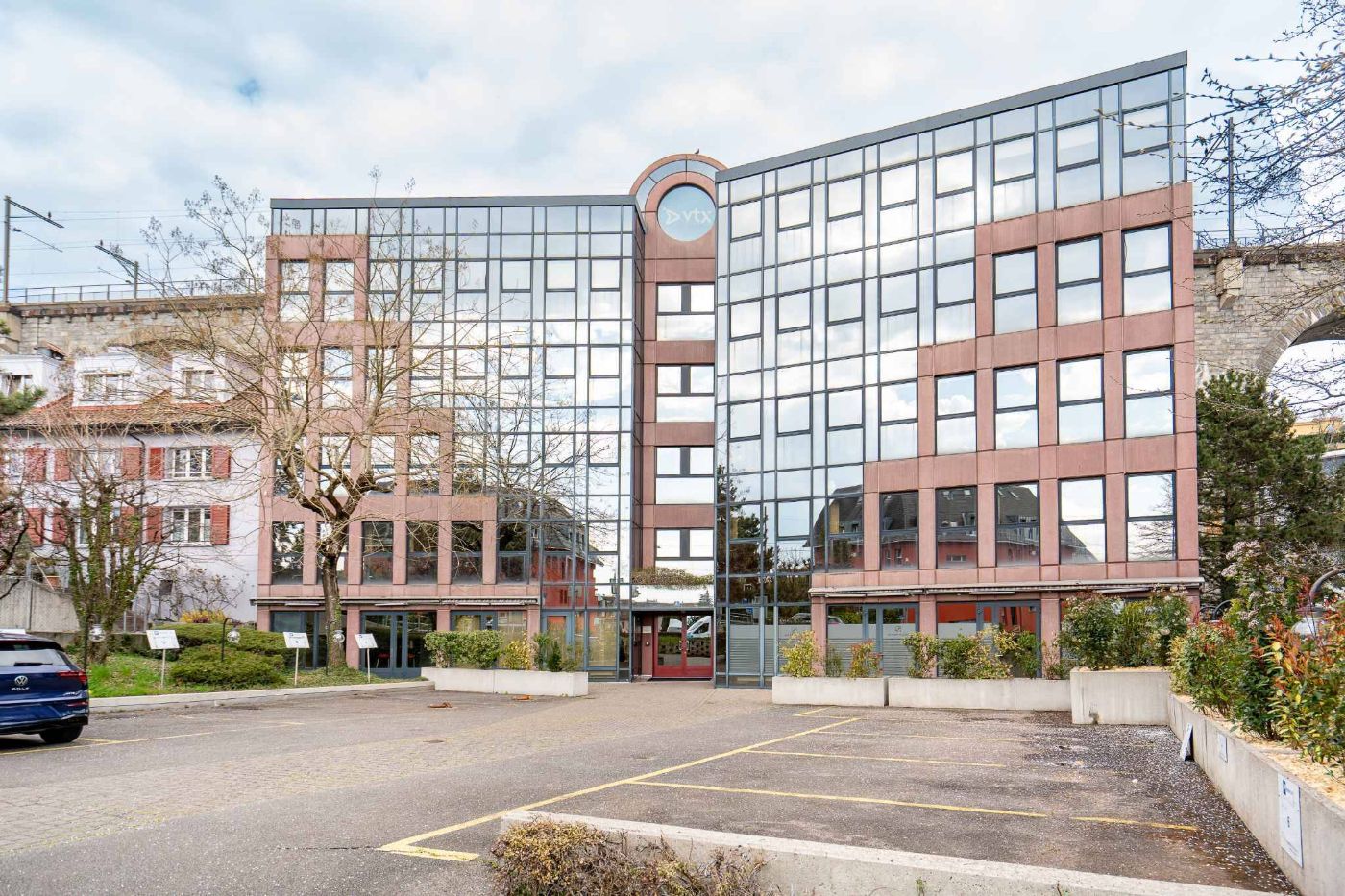 Surface de bureaux rénovée avec places de parc et proche bus