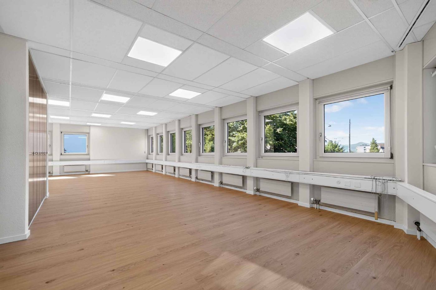 Surface de bureaux rénovée avec places de parc et proche bus