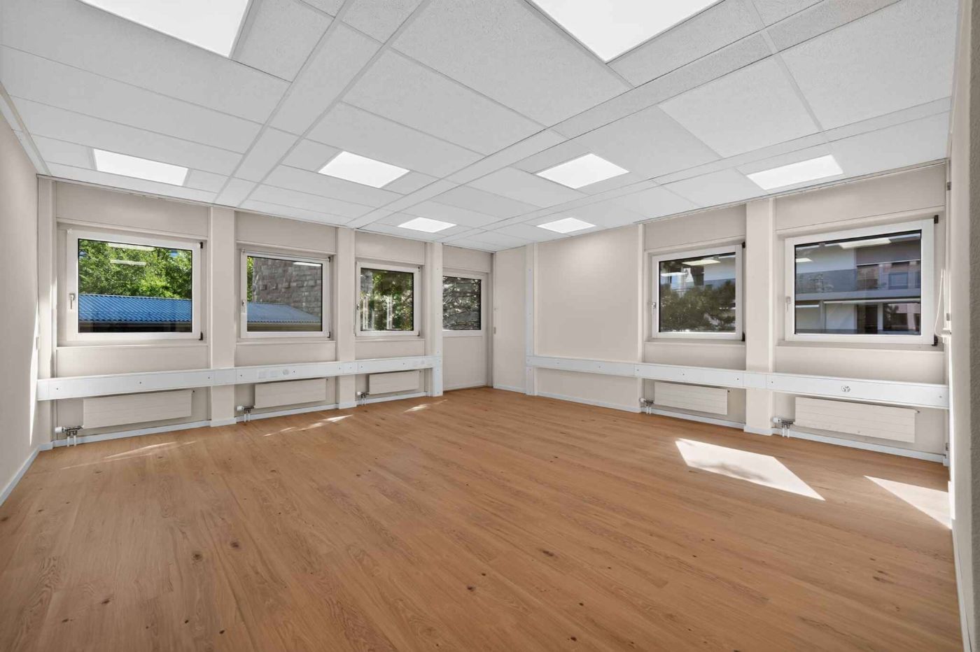 Surface de bureaux rénovée avec places de parc et proche bus