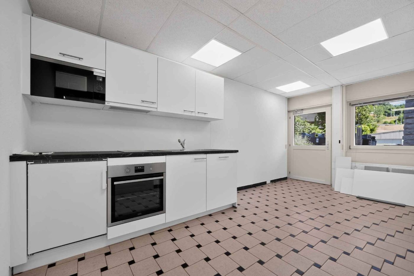 Surface de bureaux rénovée avec places de parc et proche bus