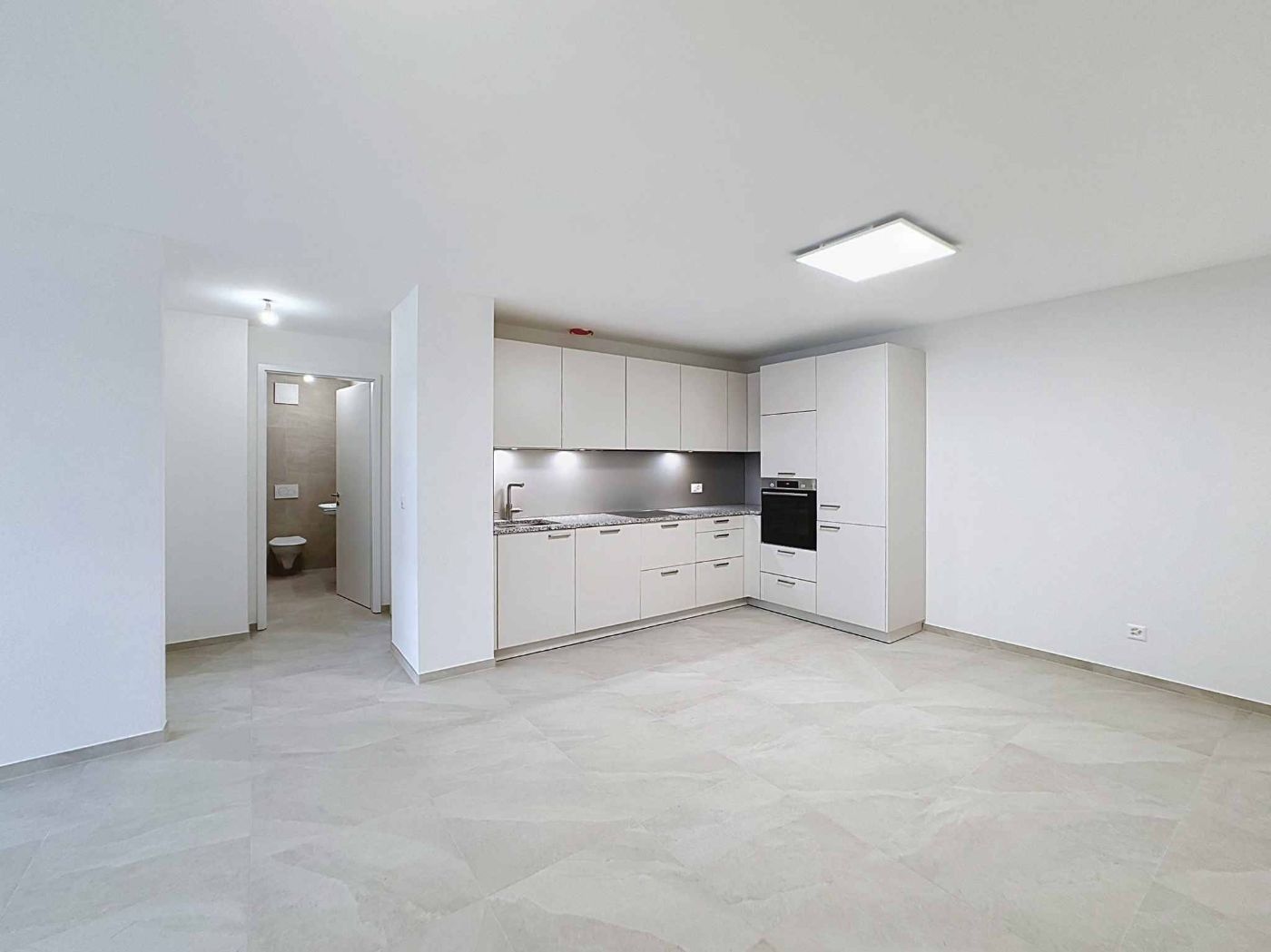 TRES GRAND 3.5 PCES NEUF DE 81 m2