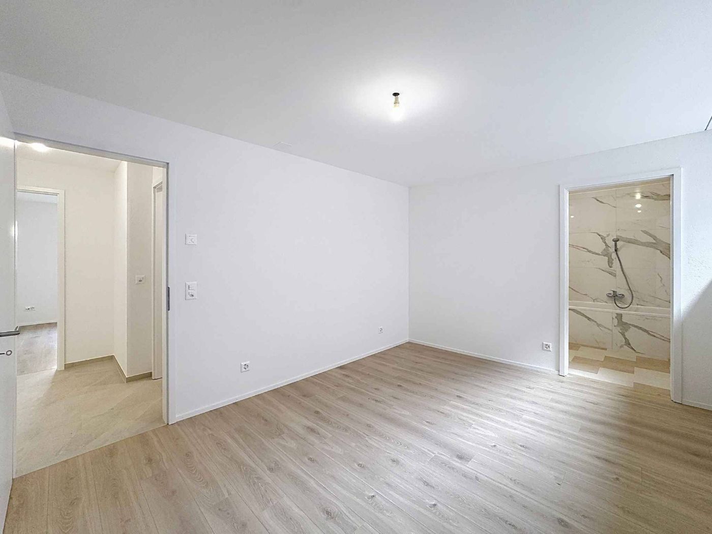 TRES GRAND 3.5 PCES NEUF DE 81 m2