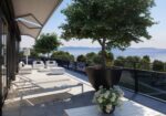 UNIQUE! Attique de 5.5 pièces de 146m2 bénéficiant d&rsquo;un rooftop terrasse de plus de 200m2 avec vue panoramique sur le lac et les Alpes