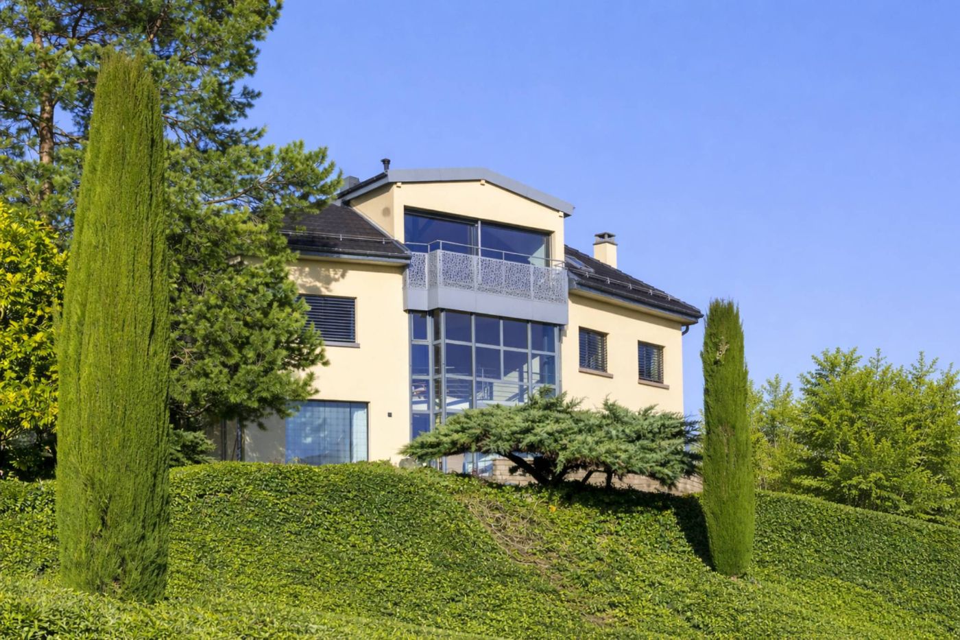 Villa baignée de lumière avec vue imprenable sur le lac