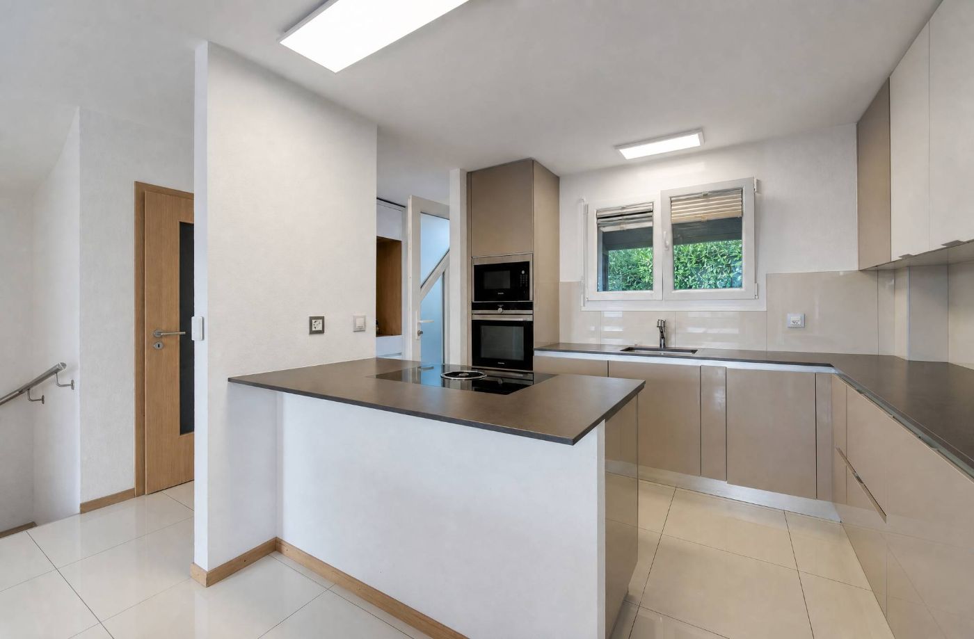 Villa mitoyenne de 5,5 pièces avec espace de jardin privatif de 200m2