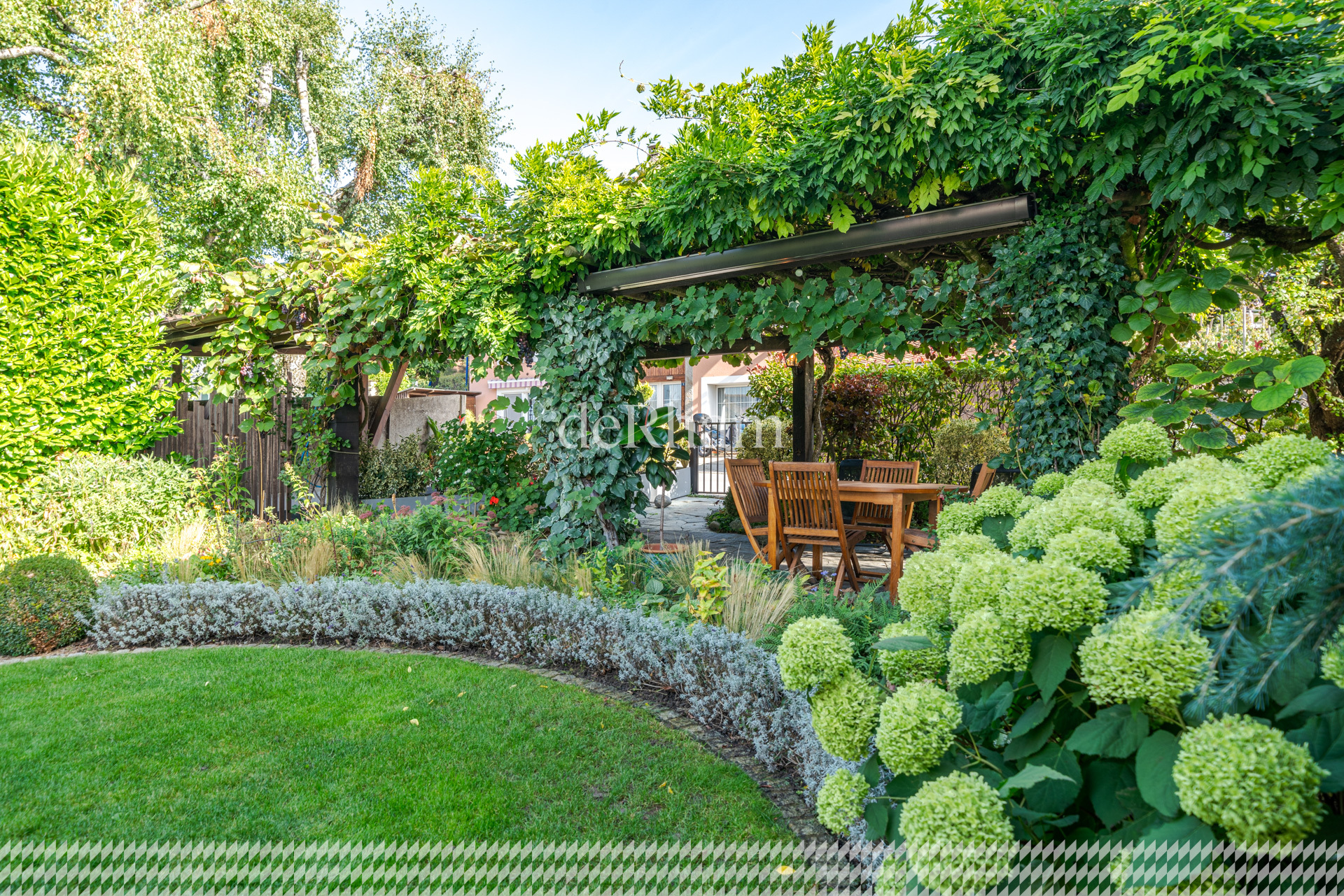 Magnifique maison villageoise au cœur de Mex avec jardin