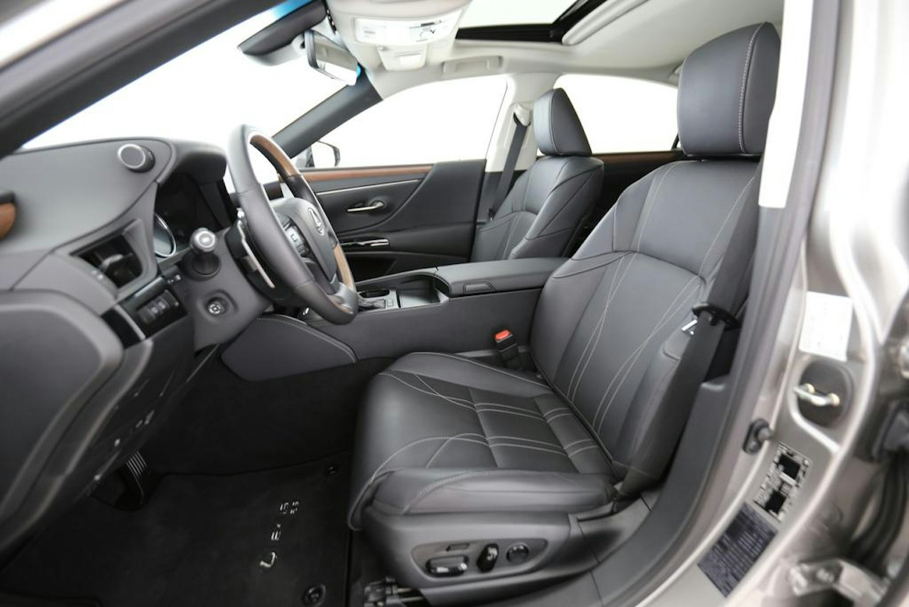 Lexus ES 300h Comfort – voiture d&rsquo;occasion à vendre à Crissier