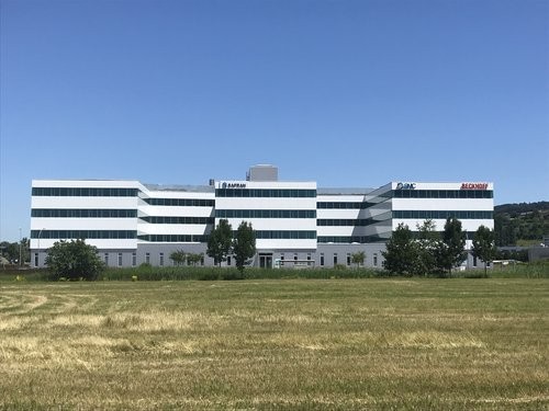 Surfaces aménagées de 157 m2 et 35m2 dans le Y-Parc