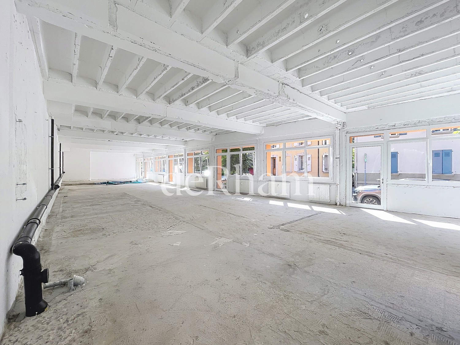 Arcade de 192m2 avec vitrine